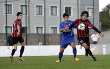 Iker Hurtado, en la pugna por un bal�n, abri� el marcador. 