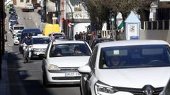 Trfico intenso en la avenida Miguel Rodrguez Bautista, en Ribeira.