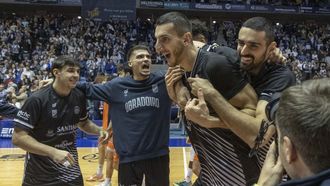 Los jugadores del Monbus Obradoiro celebran el triunfo ante el Leyma Coru�a en el partido de la primera vuelta en Sar.