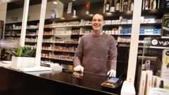 Estanco de la R�a San Pedro con una mampara instalada por Luar Ventanas de Lugo