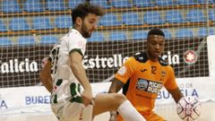 Renato defiende a un jugador del C�rdoba, en un partido de la presente temporada