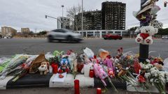 Flores en las inmediaciones del edificio siniestrado en Valencia