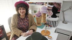 La sombrerera eumesa, en su taller, rodeada de algunas de sus ltimas creaciones