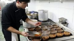 Men� del Desarme en la cocina de un restaurante de Oviedo.