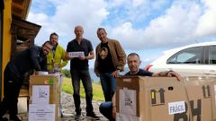 Jos� Manuel L�pez, Andr�s Pi�eiro y Jacobo y David D�az, que acompa�ar�n en el reto a Santi Chao, enviaron a Trieste (Italia) sus bicicletas