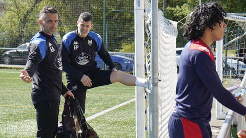 Churre, a la izquierda de la imagen, realizando las labores de t�cnico asistente durante un entrenamiento con el Pontevedra