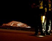 El cad�ver de la fallecida, custodiado por agentes el lunes.