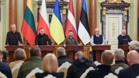 El presidente Zelenski, el presidente lituano Gitanas Nauseda, el presidente polaco Andrzej Duda, el presidente letn Egils Levits y el presidente estonio Alar Karis, en la comparecencia de ayer durante su visita a Kiev