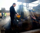 Rafael Louz�n, presidente de la Diputaci�n, manipula una m�quina de asfaltados.