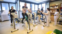 Pacientes y personal, el pasado marzo, en la unidad de rehabilitaci&oacute;n card&iacute;aca del Complexo Hospitalario Universitario de Pontevedra (CHOP)