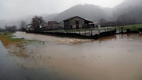 Inundaciones de archivo en el ro Naln en las Inmediaciones de Laviana