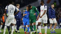 El portero del Atl�tico, Juan Musso (de verde) y Koke (abrazado a �l), celebrando la clasificaci�n para los cuartos de final de la Champions