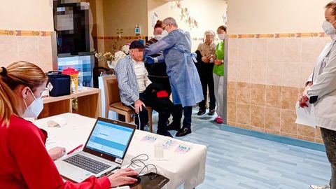 Uno de los equipos vacunando en una residencia