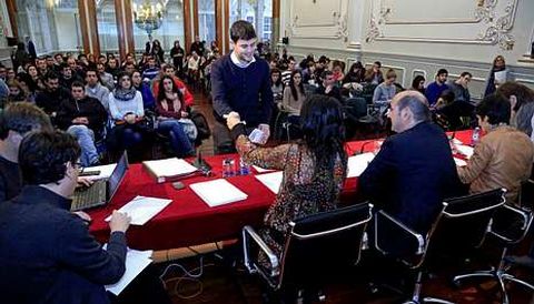 Uno de los beneficiados del programa de empleo recibe ayer la felicitaci�n de la diputada Bego�a Est�vez (de espaldas) ante la mirada de Louz�n.