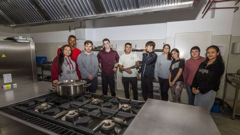 Alumnos de FP de Coci�a e Restauraci�n en Mux�a, en imagen de archivo