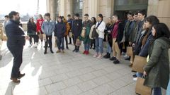 Los alumnos del IES Sof�a Casanova que participan en el proyecto L�VA vistaron ayer el Jofre para familiarizarse con el escenario en el que estrenar�n su �pera