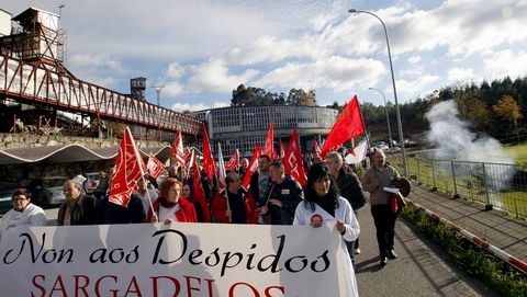 Imágenes de la manifestación contra los despidos de sargadelos en Cervo