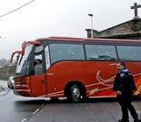 El autob�s que traslad� a los asistentes al funeral suspendido en San Mauro hasta Caldas. 