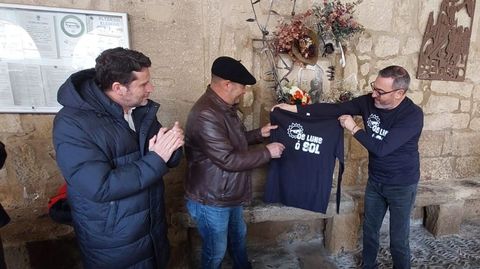 Romero y Uribe depositaron un ramo en memoria de Aldazabal, mientras Joaqu�n Riveiro coloc� una camiseta de Os Luns � Sol