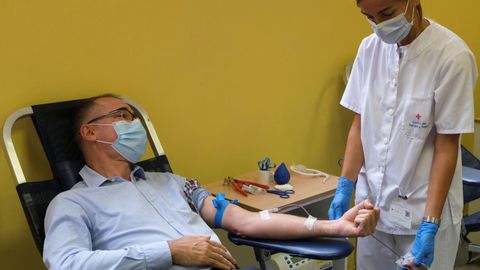 El consejero de Salud, Pablo Fernndez dona sangre durante una visita institucional este sbado a la Feria Internacional de Muestras de Asturias con motivo del Da del Donante