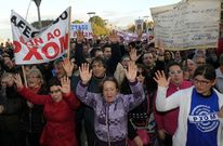 Miles de personas se manifestaron en O Grove en contra del plan urban�stico. 