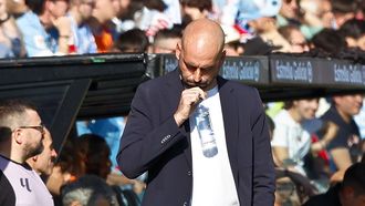 Claudio Gir�ldez, pensativo, durante el Celta-Alav�s de este domingo.