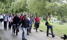 Los senderistas a su paso por A Garga (Ponteceso), a orillas del r�o Anll�ns.