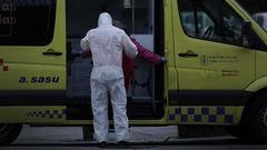 Sanitarios atendiendo un posible caso de coronavirus en A Coru�a