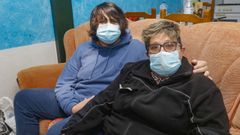 Hadri�n Antelo Villar, joven de Malpica que se recupera de una leucemia, junto a su madre, Nieves Villar Pose