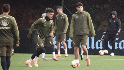 Losjugadores del Celtase ejercitaron en el sinttico de A Madroa para ir preparando el terreno.