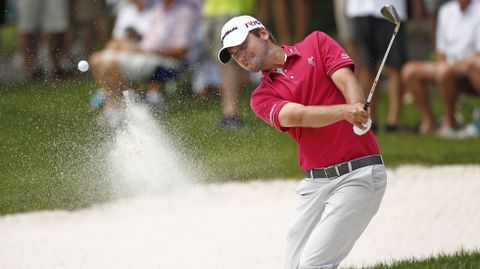 Sean O'Hair tratando de salir del bunker en la Valspar Championship.