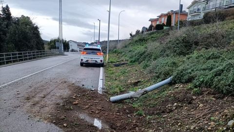 As� qued� la farola derribada el martes por la noche por un veh�culo en la bajada a Mirasol