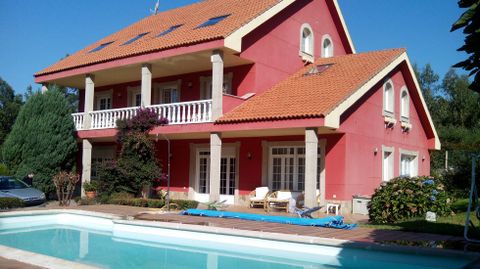 Chalé de 550.000 euros en Laraxe. La inmobiliaria Andrés Otero Valiño tiene a la venta una casa de tres plantas, con cinco dormitorios, piscina y bodega. Tuvo un precio inicial de 1.030.000 euros y ahora se ofrece por 550.000 euros.