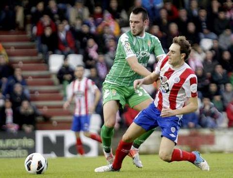 Font, en el partido contra el Sporting en la imagen, podr�a ser una de las alternativas en el eje.