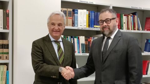 A la derecha, el juez decano de Gij�n, Julio Mart�nez Zahonero, y el presidente del TSJA, Jes�s Mar�a Chamorro