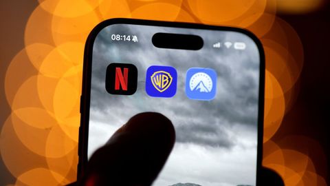 Logotipos de las aplicaciones de Netflix, Warner Bros. y Paramount en un mvil