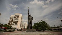 Monumento de un soldado sovi�tico portando una bandera ucraniana en J�rkov.