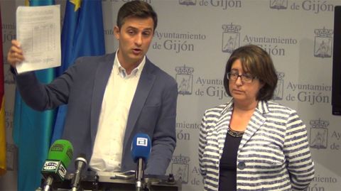 Jos� Mar�a P�rez muestra una parte del expediente del PGO junto a Bego�a Fern�ndez