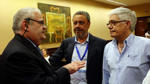 Manuel Prieto, abogado del maquinista, entre ste y el presidente de la comisin del Alvia (a la izquierda)