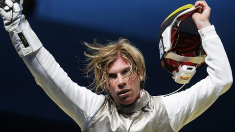 Peter Joppich, de Alemania, festeja su triunfo sobre el franc�s Enzo Lefort.