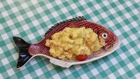 Un salpicn de marisco en un sugerente recipiente con forma de pescado