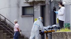 Traslado de un enfermo en el Hospital Montecelo de Pontevedra
