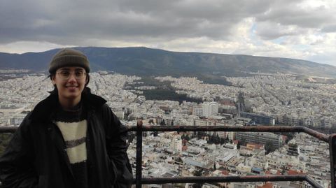 Lorena Ares, con la ciudad de Atenas a su espalda, donde continu� los estudios de Bellas Artes que cursa en Madrid.