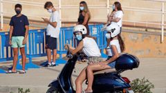 Varios j�venes esperan en la localidad alicantina de Santa Pola para realizarse pruebas PCR