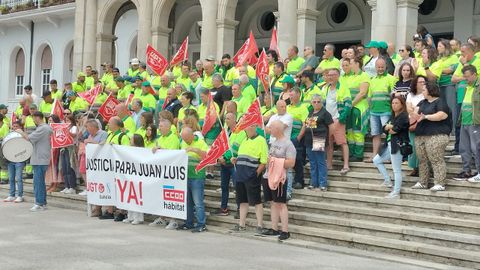 Los compañeros del trabajador agredido celebraron una concentración pocos días después de los hechos