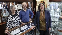 Mar�a Dolores, Jos� Antonio y Vanessa en la joyer�a familiar que cumplir� 50 a�os.