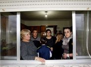 La familia espera, angustiada, noticias del juzgado de Caldas que dict� la orden de desalojo.