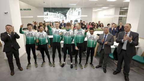 El equipo Caixa Rural fue recibido este mircoles en la sede central de la entidad financiera por el presidente, Manuel Varela, y el director general, Jess Mndez