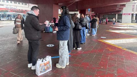 Un usuario pagando el billete de autob�s en la estaci�n de A Coru�a en la ma�ana de este lunes