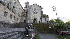Los bomberos acudieron este lunes por la ma�ana a la iglesia del convento de San Francisco, en Pontevedra